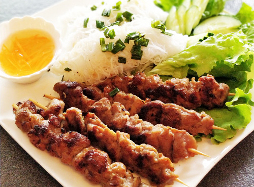 Aquaprawna Traiteur - Brochettes De Porc Grillé Accompagné De Cheveux D'ange, Salade Et Sauce