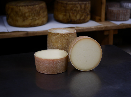Alléosse Maitre Artisan Affineur Fromager - Tête de Moine AOP (1/2)