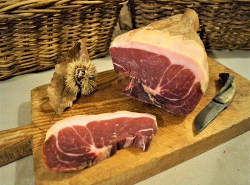 Charcuterie Mannei - Jambon Cru Fermier de Porc Noir Nustrale - Affiné 42 Mois - Morceau sans Os