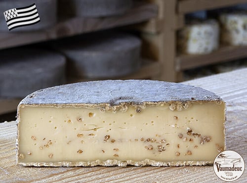 Les Fermes Vaumadeuc - Tomme au Sarrasin- Au lait cru entier de vache- Affinage 2 mois - 850g