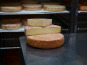 Alléosse Maitre Artisan Affineur Fromager - Munster au lait cru  AOP affiné à l'eau de vie de Mirabelle (1/2)