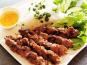 Aquaprawna Traiteur - Brochettes De Porc Grillé Accompagné De Cheveux D'ange, Salade Et Sauce